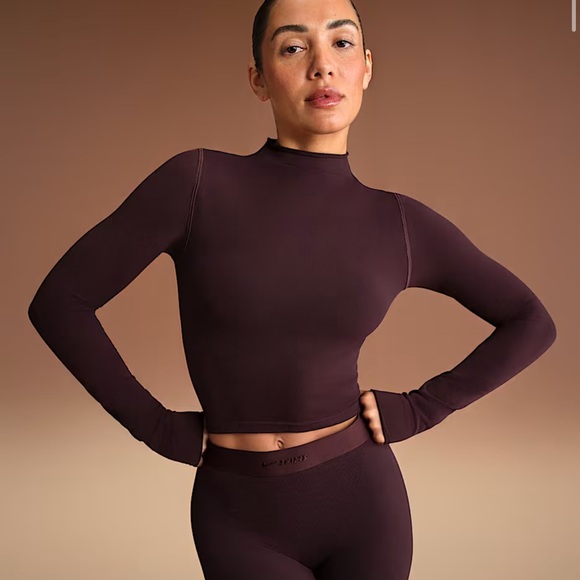 SKIMS Nike Vintage Seamless
Women's Mock-Neck Crop Top - Picture 1 of 3